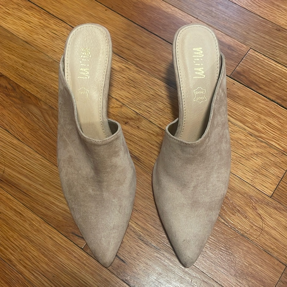 Heeled mule tan suede
